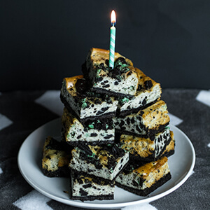 Mint cookie cheesecake bars are mint Oreo cheesecake heaven in a bar cookie! | chattavore.com