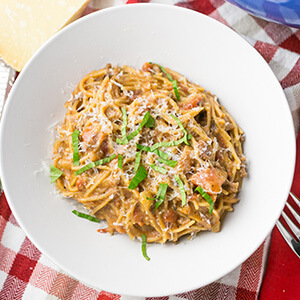 This one-pot spaghetti with meat sauce helps you get a family favorite dinner on the table with only one pot to wash after! | recipe from Chattavore.com