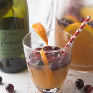 Full of festive flavors, this holiday Prosecco punch with Riondo Prosecco is the perfect bubbly drink for a pre-shopping holiday brunch! #sponsored | recipe from Chattavore.com